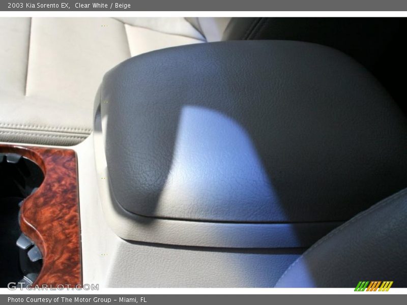 Clear White / Beige 2003 Kia Sorento EX