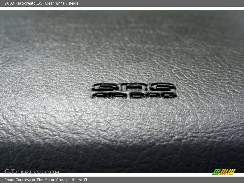 Clear White / Beige 2003 Kia Sorento EX
