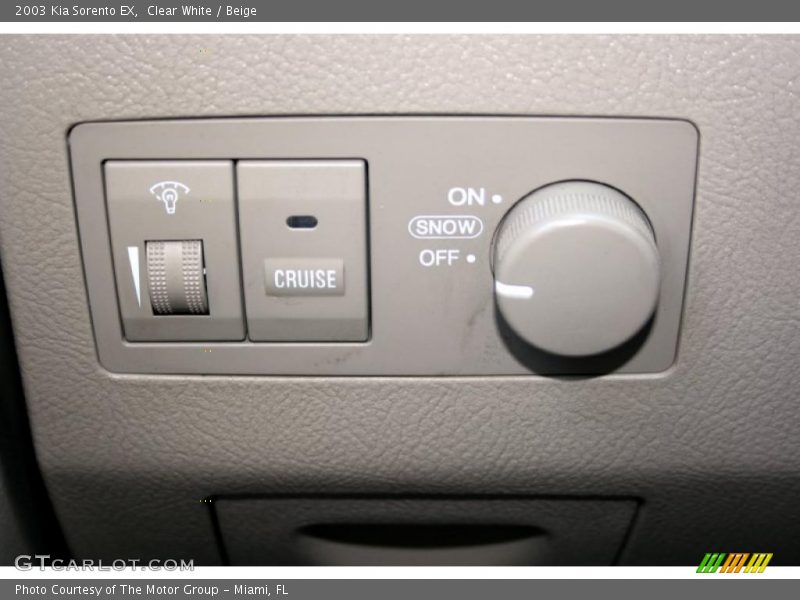 Clear White / Beige 2003 Kia Sorento EX