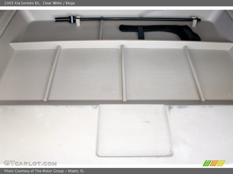 Clear White / Beige 2003 Kia Sorento EX