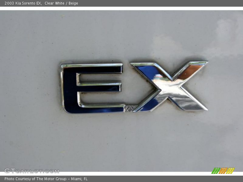 Clear White / Beige 2003 Kia Sorento EX