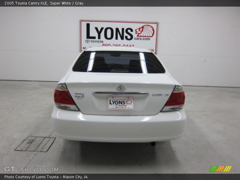 Super White / Gray 2005 Toyota Camry XLE