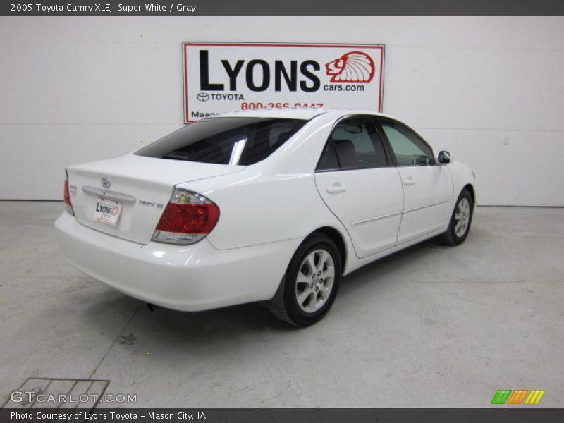 Super White / Gray 2005 Toyota Camry XLE