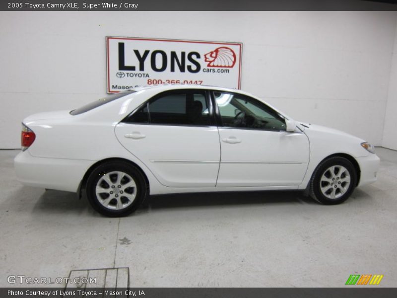 Super White / Gray 2005 Toyota Camry XLE
