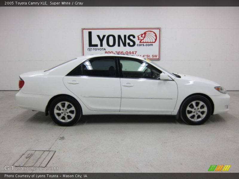 Super White / Gray 2005 Toyota Camry XLE