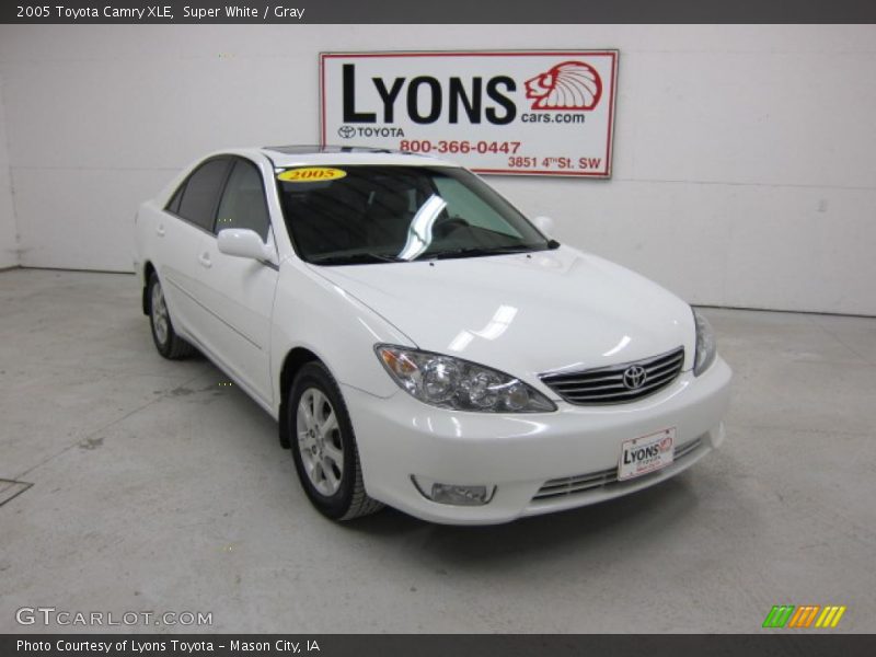 Super White / Gray 2005 Toyota Camry XLE