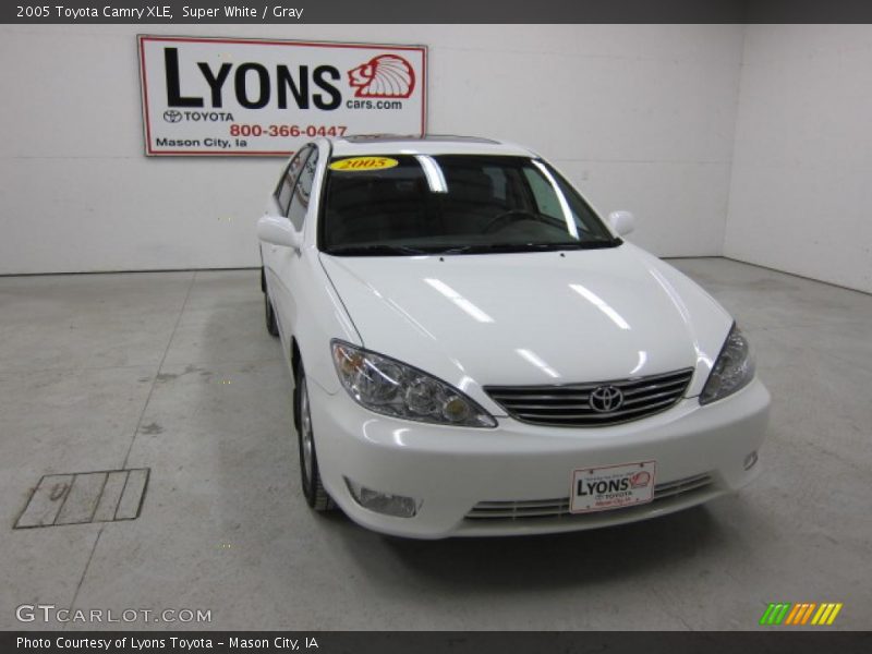 Super White / Gray 2005 Toyota Camry XLE