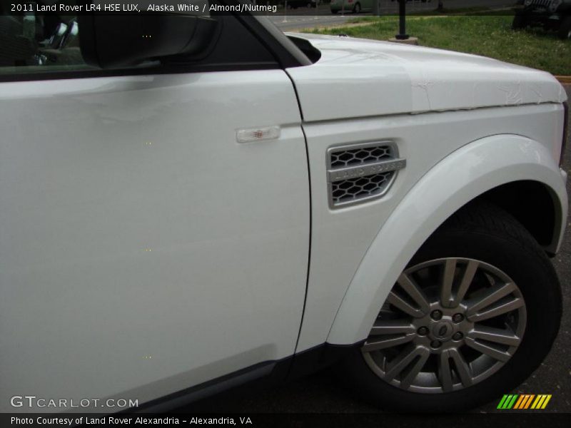Alaska White / Almond/Nutmeg 2011 Land Rover LR4 HSE LUX
