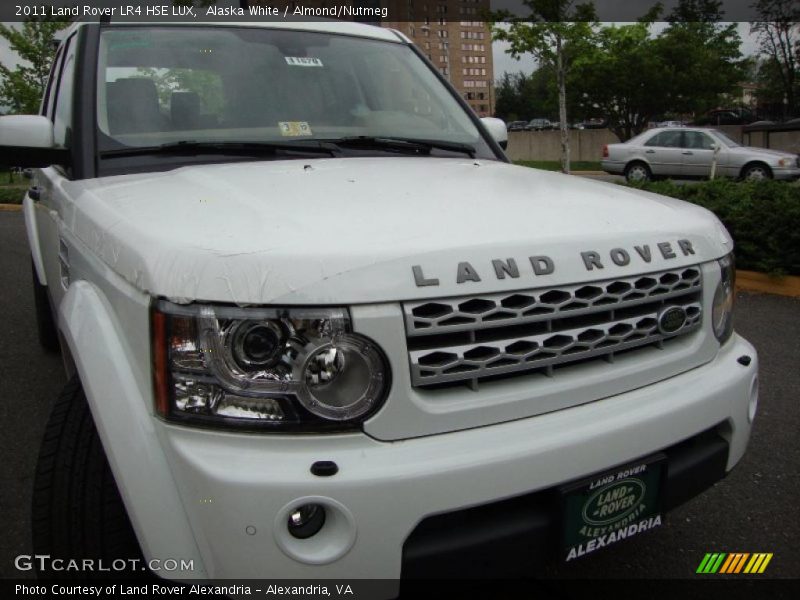 Alaska White / Almond/Nutmeg 2011 Land Rover LR4 HSE LUX