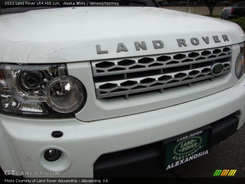 Alaska White / Almond/Nutmeg 2011 Land Rover LR4 HSE LUX