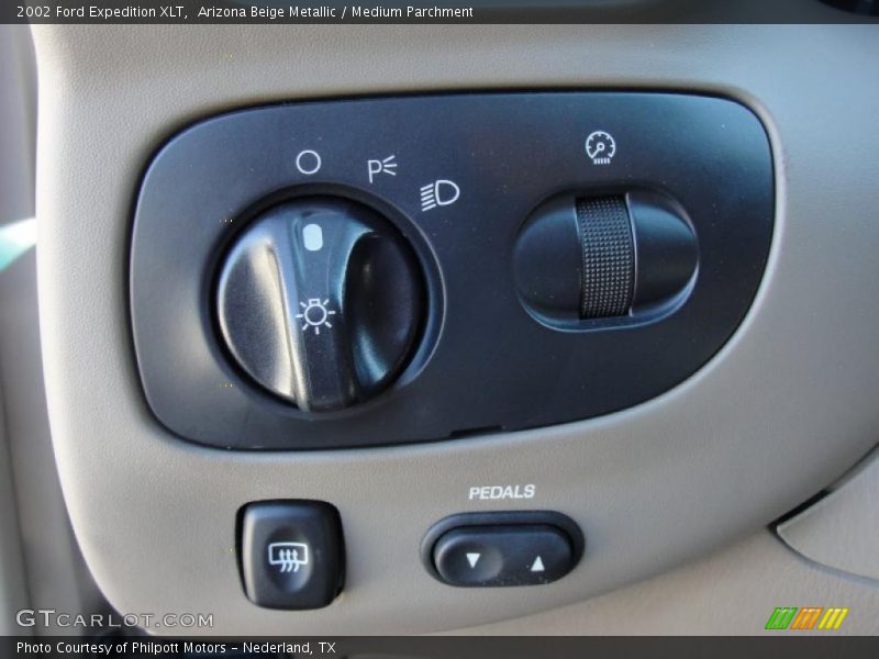 Arizona Beige Metallic / Medium Parchment 2002 Ford Expedition XLT