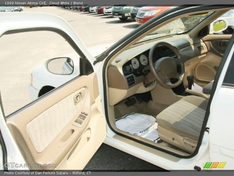 Cloud White / Blond 1999 Nissan Altima GXE