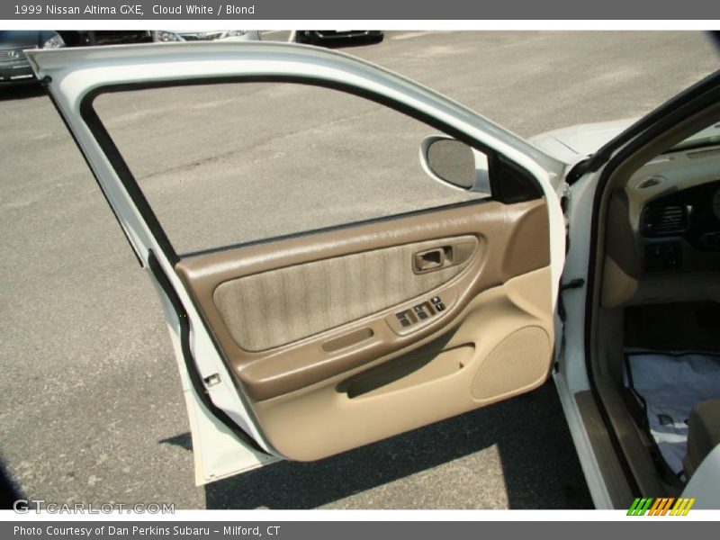 Cloud White / Blond 1999 Nissan Altima GXE