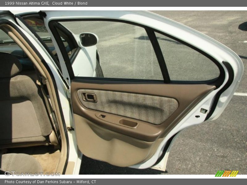 Cloud White / Blond 1999 Nissan Altima GXE