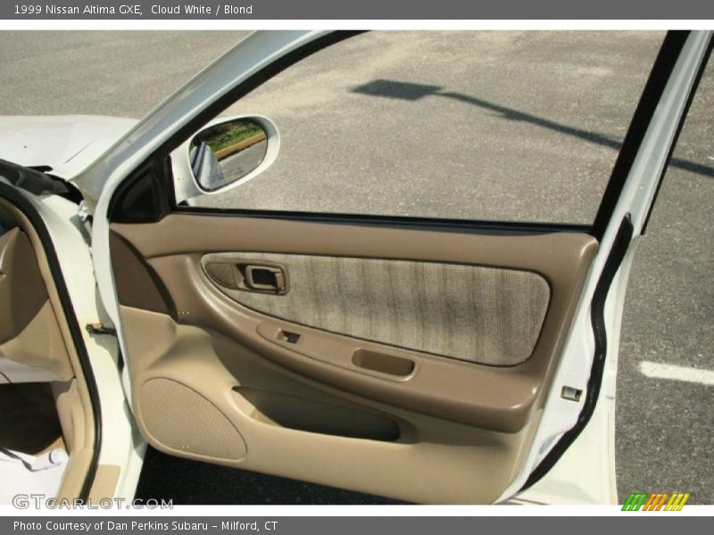 Cloud White / Blond 1999 Nissan Altima GXE