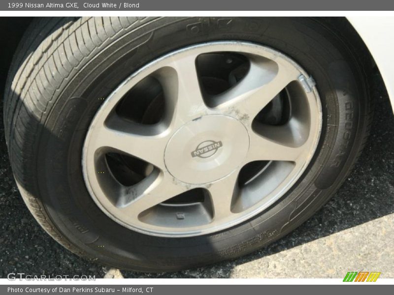 Cloud White / Blond 1999 Nissan Altima GXE