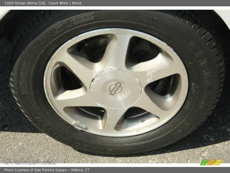 Cloud White / Blond 1999 Nissan Altima GXE