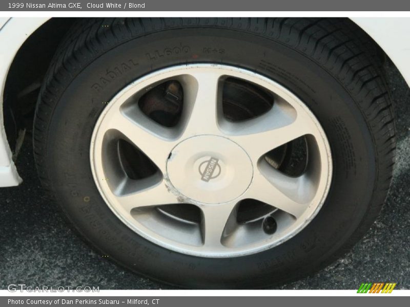 Cloud White / Blond 1999 Nissan Altima GXE