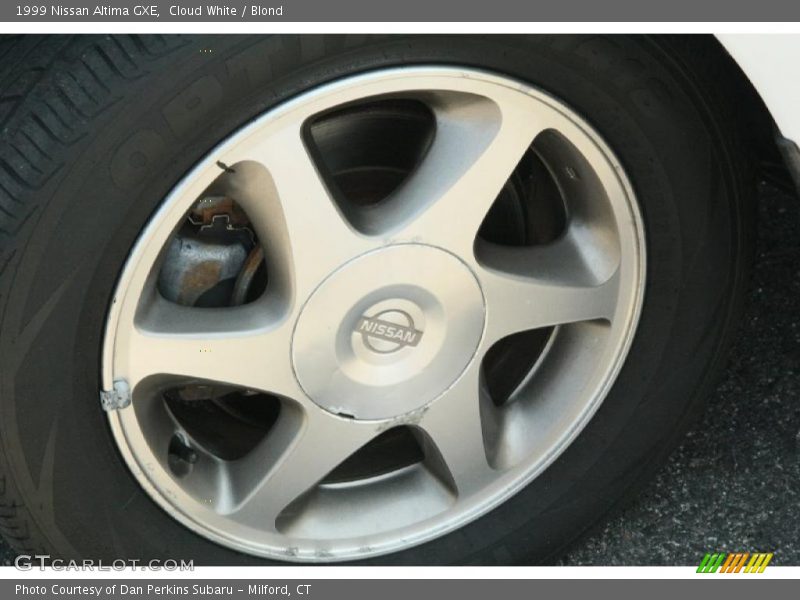 Cloud White / Blond 1999 Nissan Altima GXE