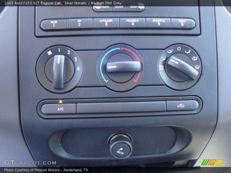 Silver Metallic / Medium Flint Grey 2005 Ford F150 XLT Regular Cab