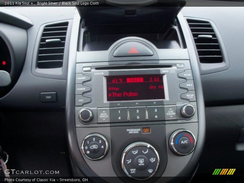 Bright Silver / Black Soul Logo Cloth 2011 Kia Soul +