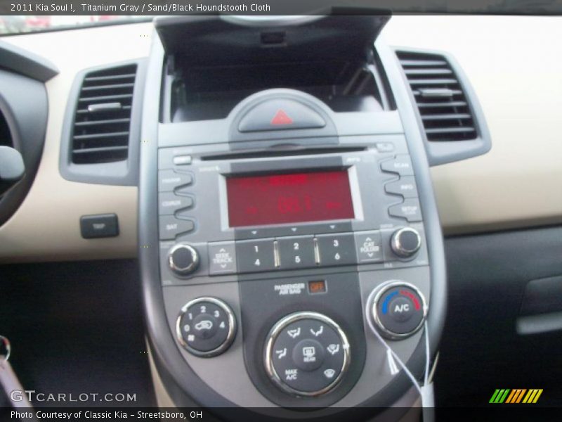 Titanium Gray / Sand/Black Houndstooth Cloth 2011 Kia Soul !
