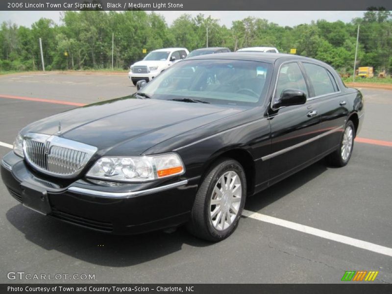 Front 3/4 View of 2006 Town Car Signature