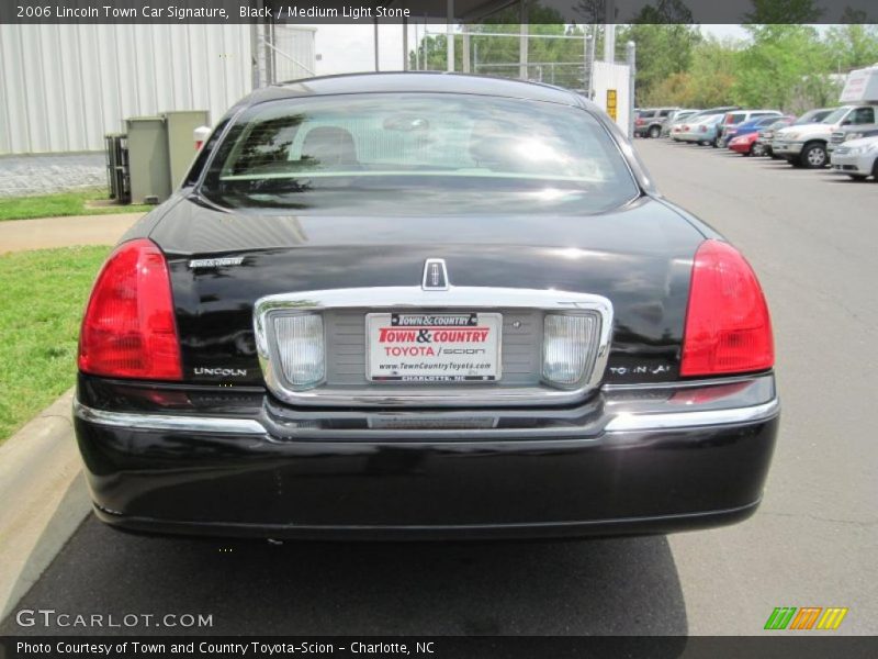Black / Medium Light Stone 2006 Lincoln Town Car Signature
