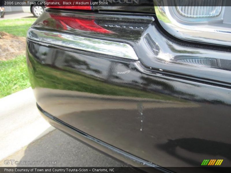 Black / Medium Light Stone 2006 Lincoln Town Car Signature