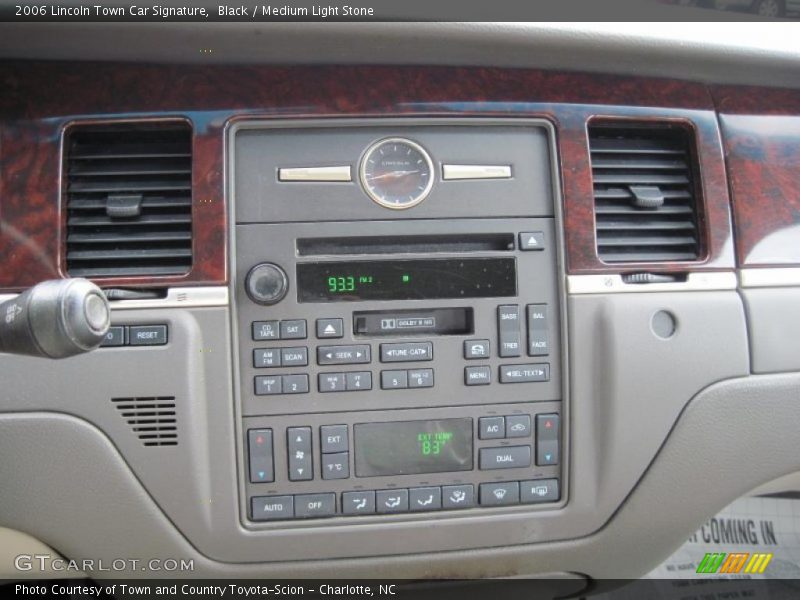 Controls of 2006 Town Car Signature