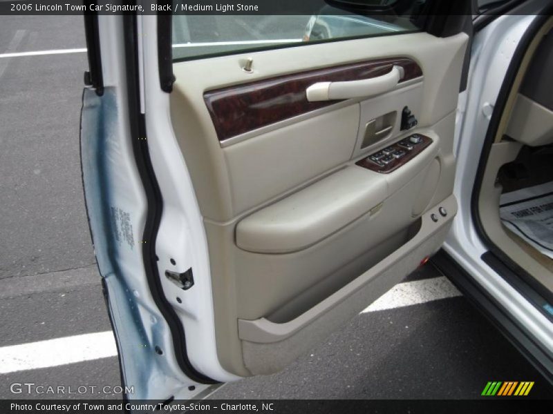 Black / Medium Light Stone 2006 Lincoln Town Car Signature
