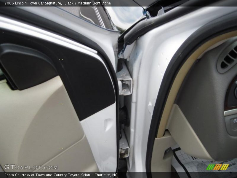 Black / Medium Light Stone 2006 Lincoln Town Car Signature