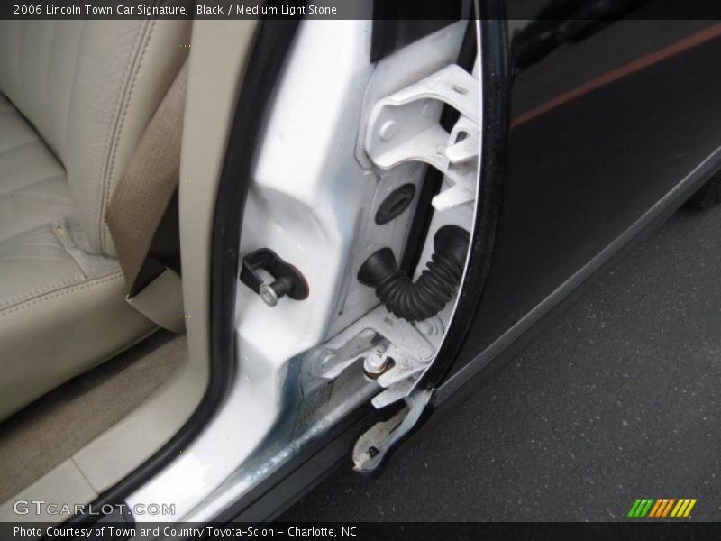 Black / Medium Light Stone 2006 Lincoln Town Car Signature