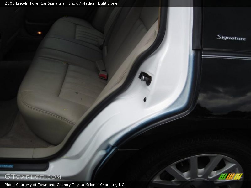Black / Medium Light Stone 2006 Lincoln Town Car Signature