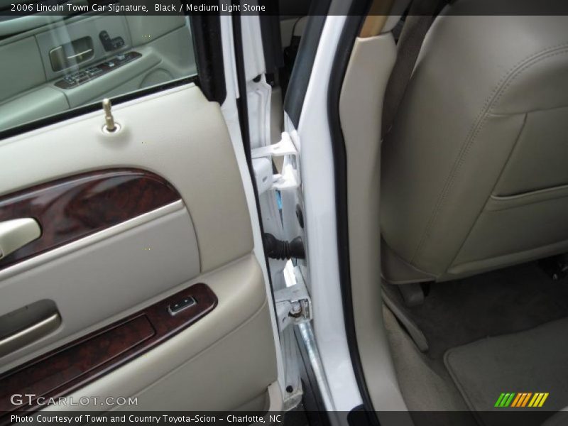 Black / Medium Light Stone 2006 Lincoln Town Car Signature