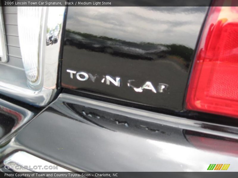 Black / Medium Light Stone 2006 Lincoln Town Car Signature