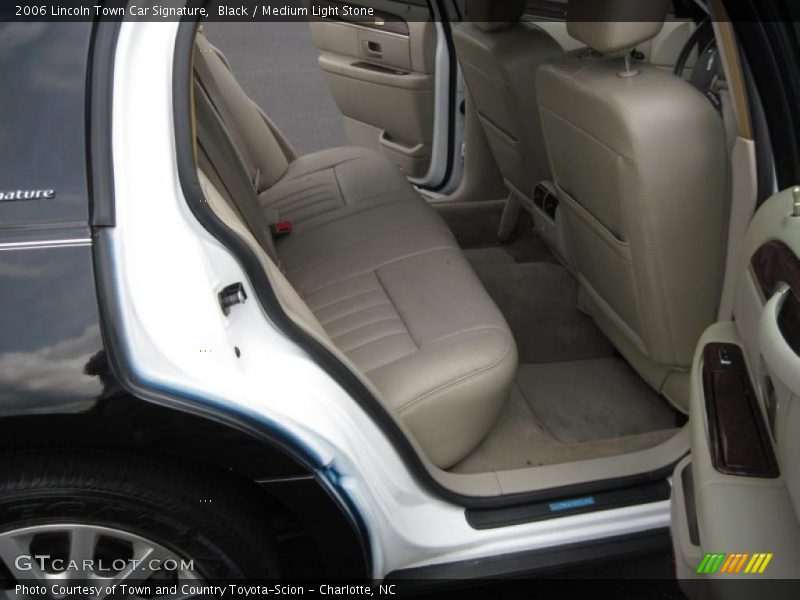 Black / Medium Light Stone 2006 Lincoln Town Car Signature