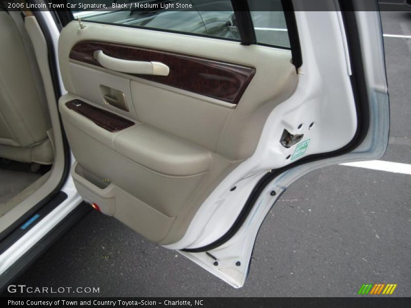 Black / Medium Light Stone 2006 Lincoln Town Car Signature
