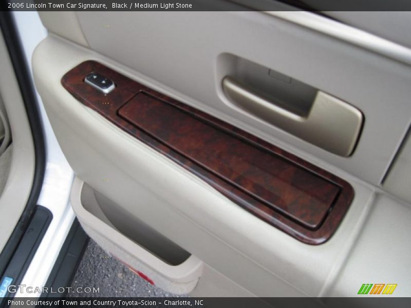 Black / Medium Light Stone 2006 Lincoln Town Car Signature