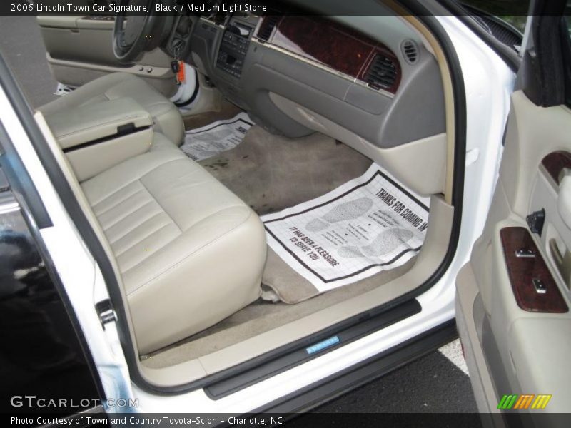 Black / Medium Light Stone 2006 Lincoln Town Car Signature