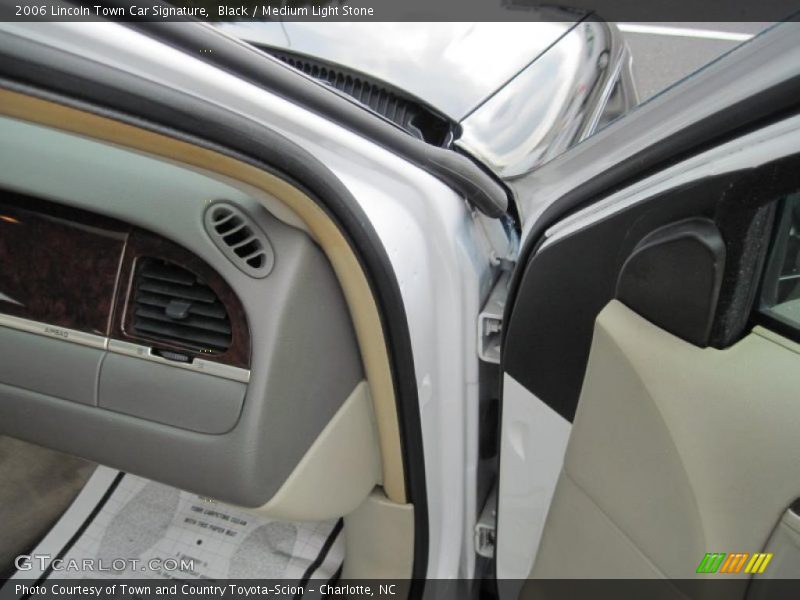 Black / Medium Light Stone 2006 Lincoln Town Car Signature
