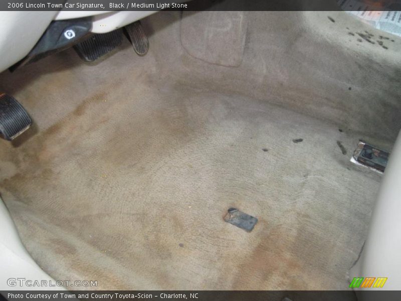 Black / Medium Light Stone 2006 Lincoln Town Car Signature