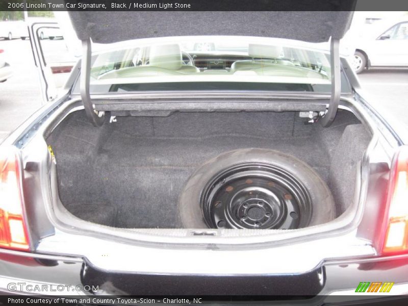 Black / Medium Light Stone 2006 Lincoln Town Car Signature