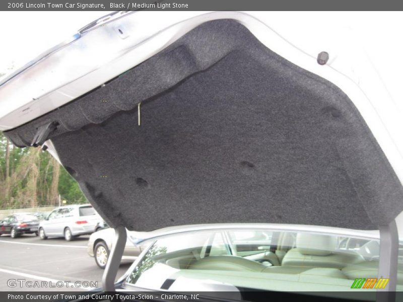 Black / Medium Light Stone 2006 Lincoln Town Car Signature