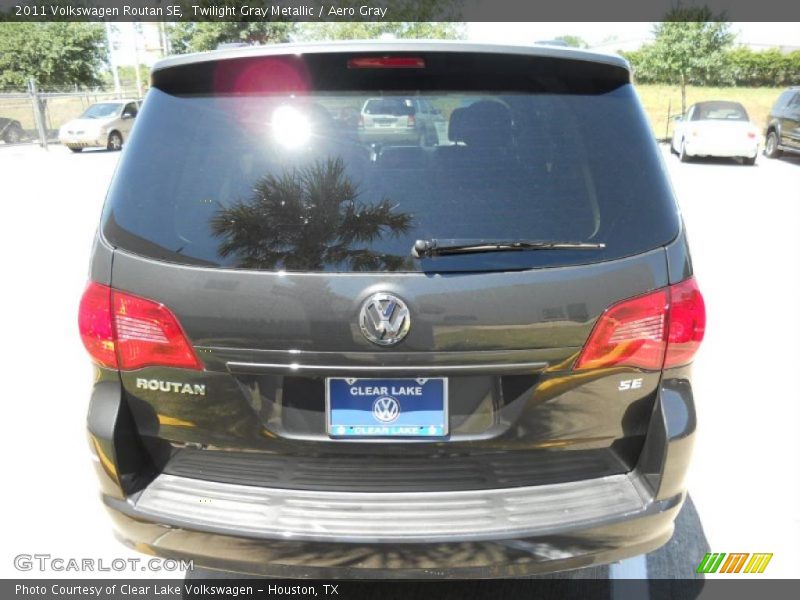 Twilight Gray Metallic / Aero Gray 2011 Volkswagen Routan SE