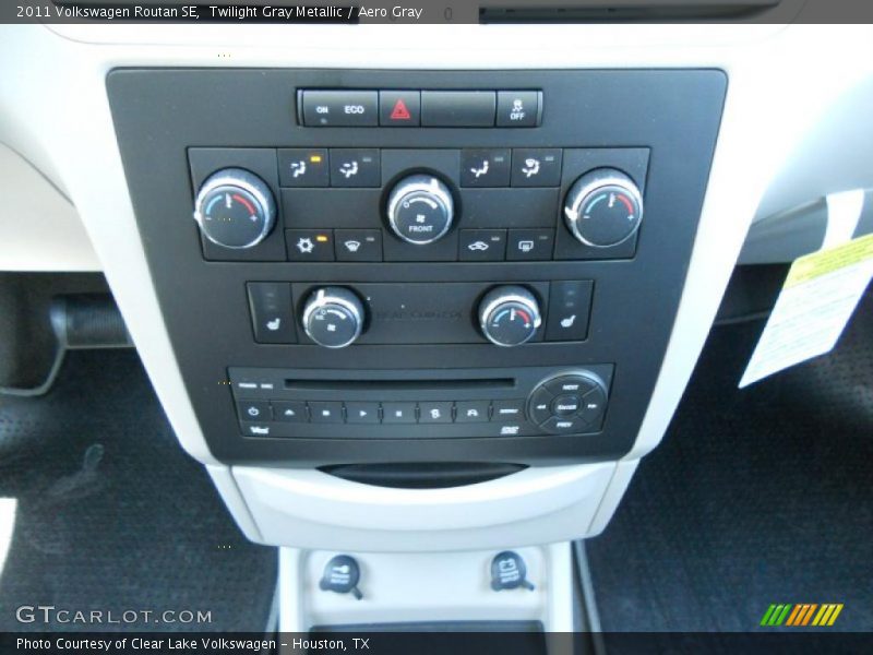 Twilight Gray Metallic / Aero Gray 2011 Volkswagen Routan SE