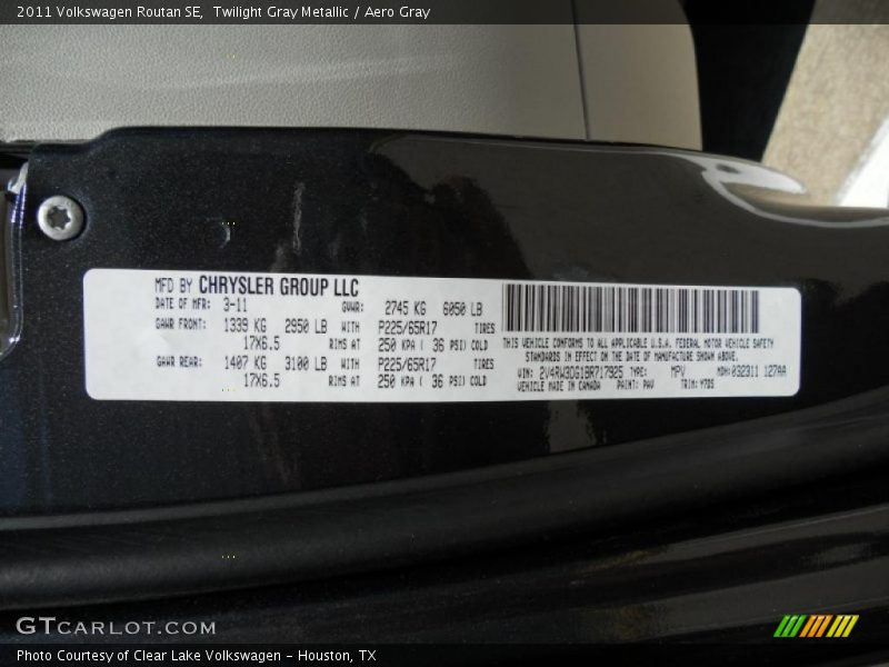 Twilight Gray Metallic / Aero Gray 2011 Volkswagen Routan SE