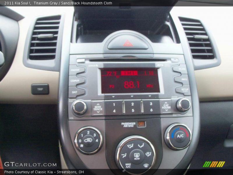 Titanium Gray / Sand/Black Houndstooth Cloth 2011 Kia Soul !