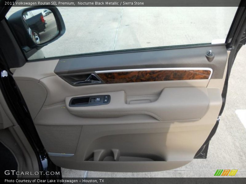 Nocturne Black Metallic / Sierra Stone 2011 Volkswagen Routan SEL Premium