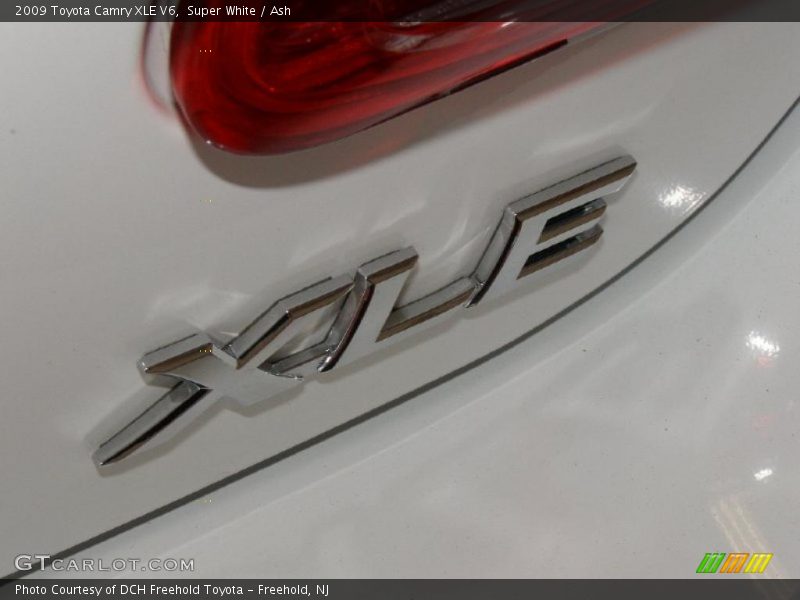 Super White / Ash 2009 Toyota Camry XLE V6
